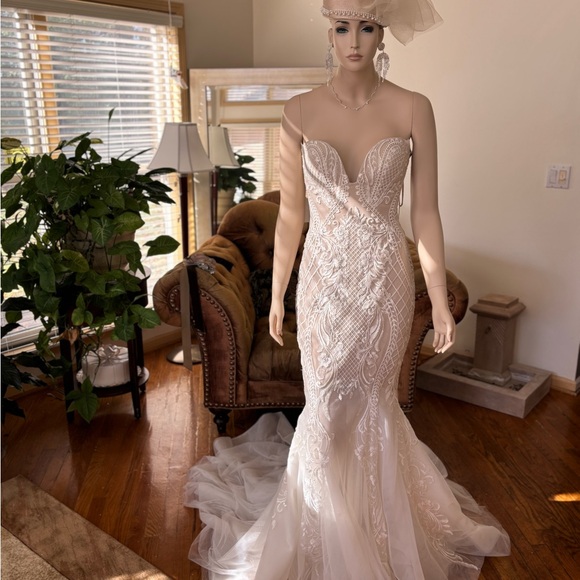 Pallas Couture Merla. Size 12. Retails $11,400 - Picture 12 of 16